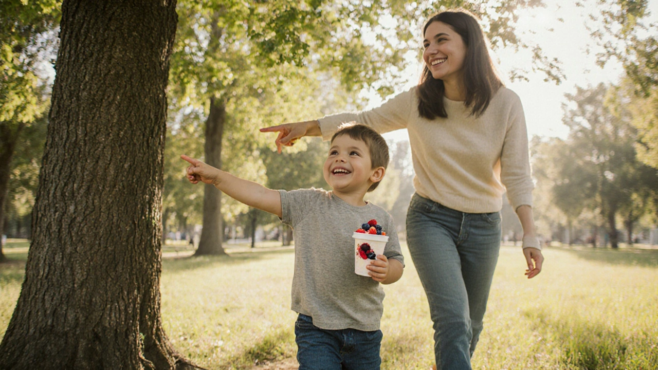 Мама и ребёнок гуляют в парке, ребёнок ест замороженные ягоды вместо мороженого.