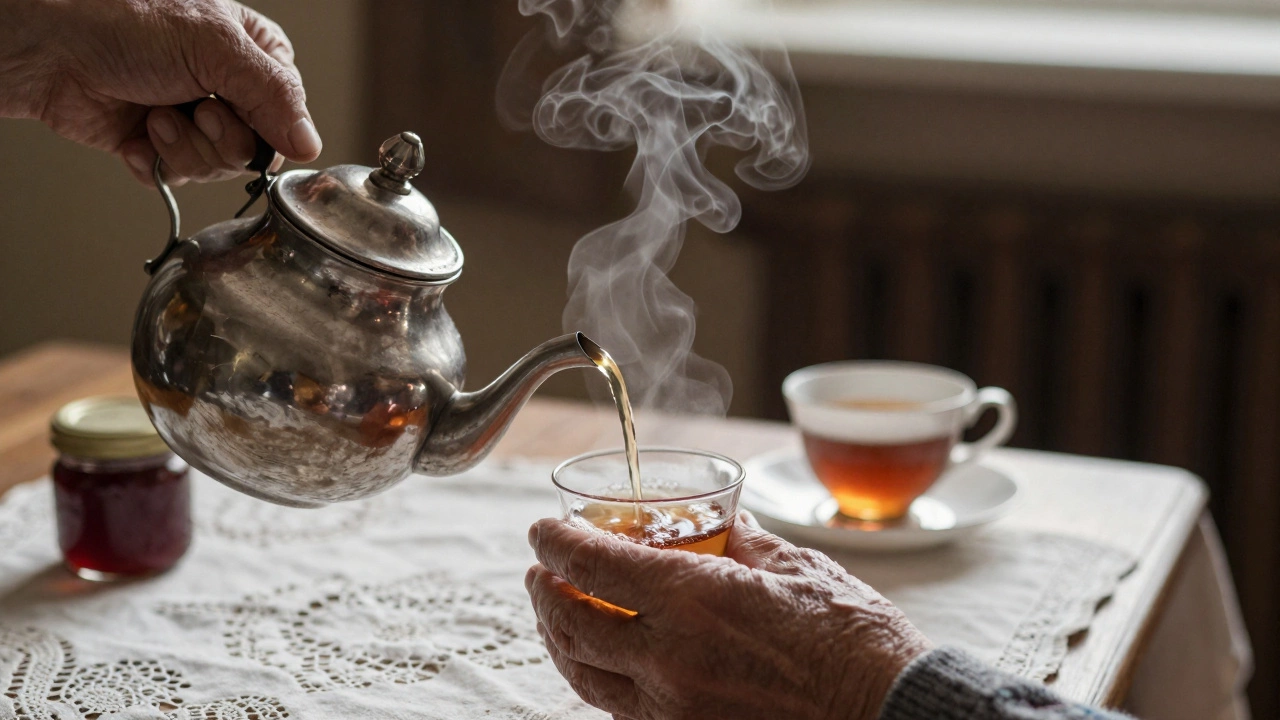 Рука наливает чай в чашку, которую держат двумя руками, рядом — лимон и мед.