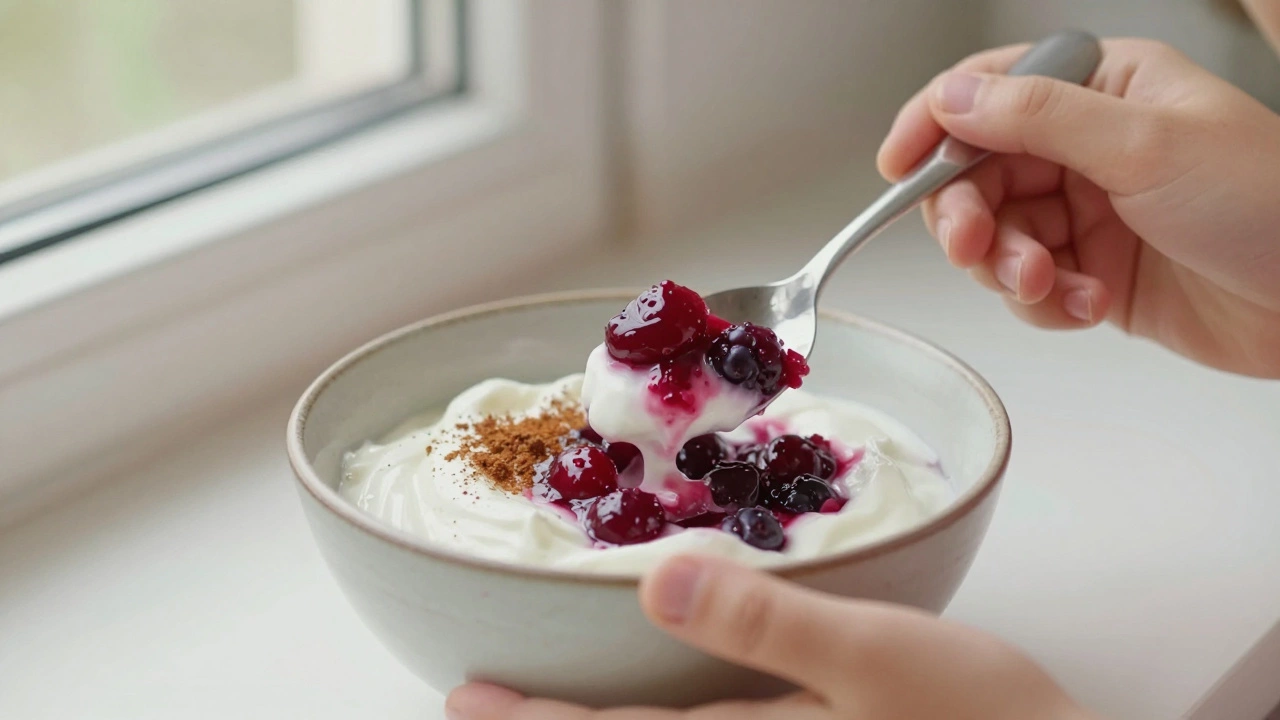 Домашний йогурт с ягодами и корицей в керамической мисочке, ложка рядом, мягкий свет.